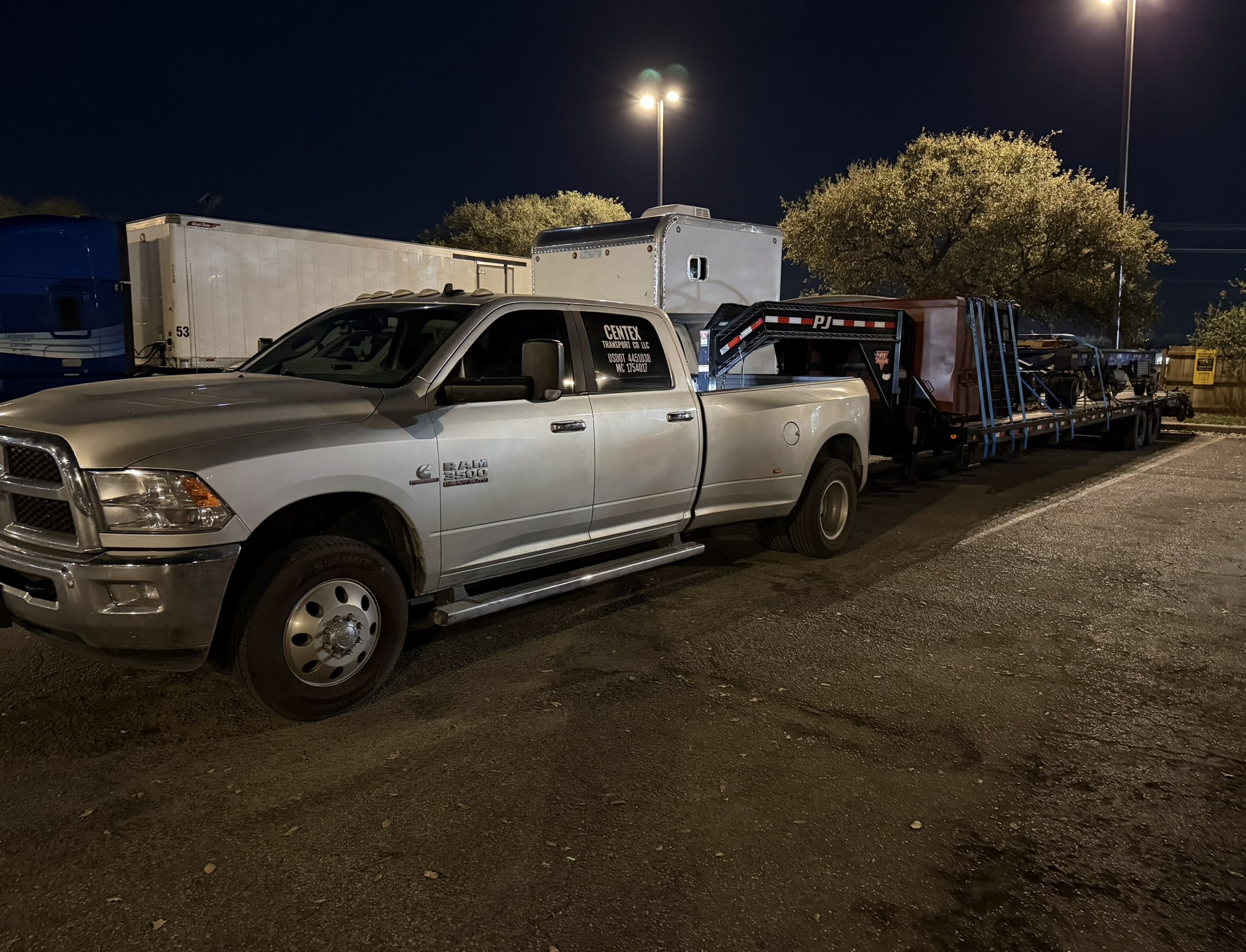 Heavy gooseneck flatbed with ramps for equipment and construction freight